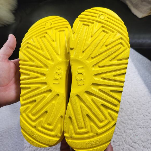 NEW UGG Classic Mini Scatter Graphic boot in yellow bootie US 5 - Picture 5 of 6